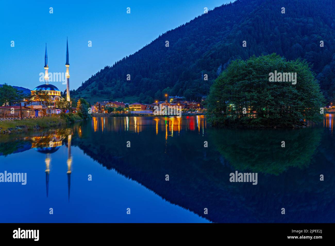 Moschea Uzungol e il suo riflesso in acqua al crepuscolo nella città di montagna di Uzungol, Turchia Foto Stock