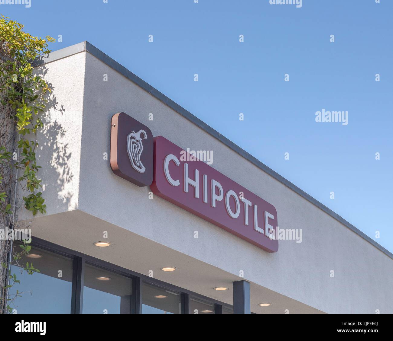 Los Angeles, CA, USA – 17 agosto 2022: Primo piano di un cartello Chipotle Mexican Grill su Sunset Boulevard a Los Angeles, CA. Foto Stock