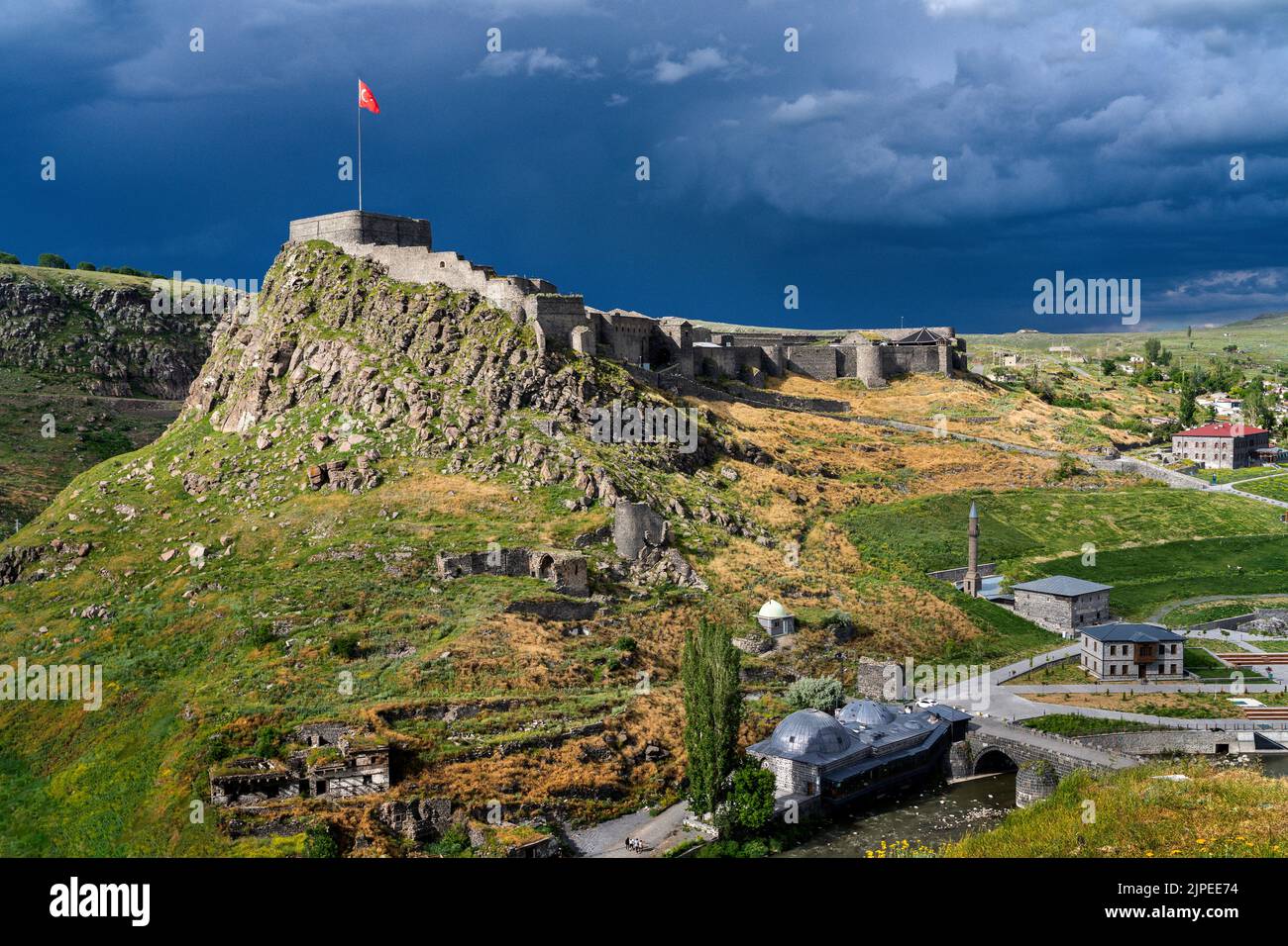 Vista sul castello di Kars con nuvole scure nel cielo nella provincia di Kars, Turchia Foto Stock