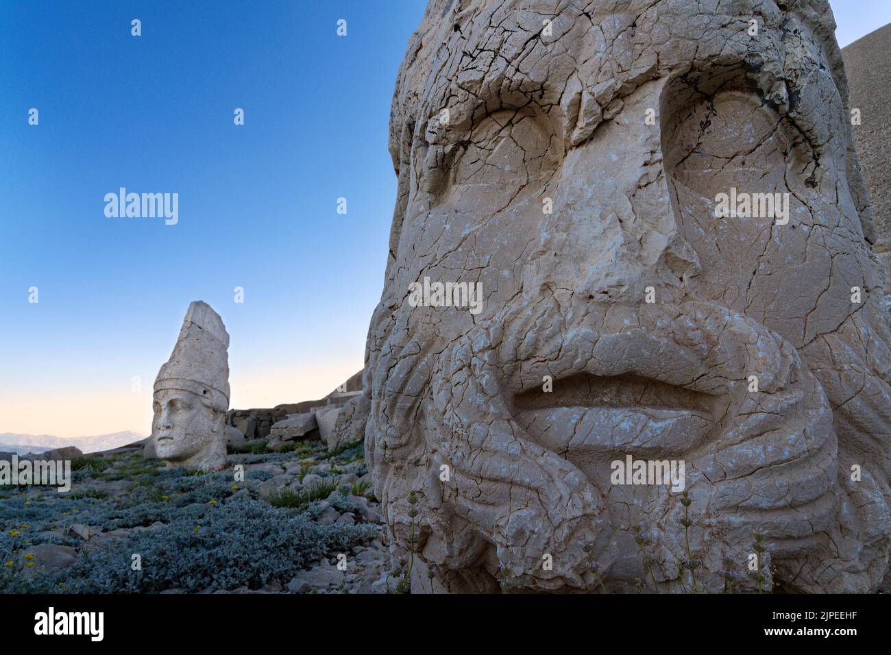 Monte Nemrut e teste gigantesche di statua dal 1 ° secolo AC, ad Adiyaman, Turchia. Foto Stock