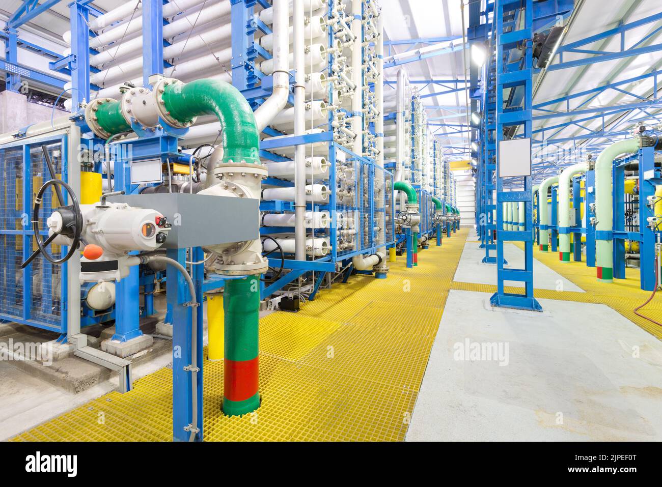 L'apparecchiatura di osmosi inversa in un impianto di desalinizzazione. Foto Stock