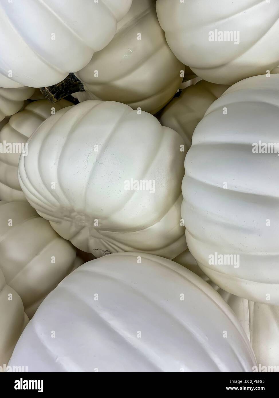 Sfondo bianco con texture di zucca. Aggiungi il tuo messaggio di Halloween personalizzato questo ottobre 31 con questa grafica minimalista. Foto Stock