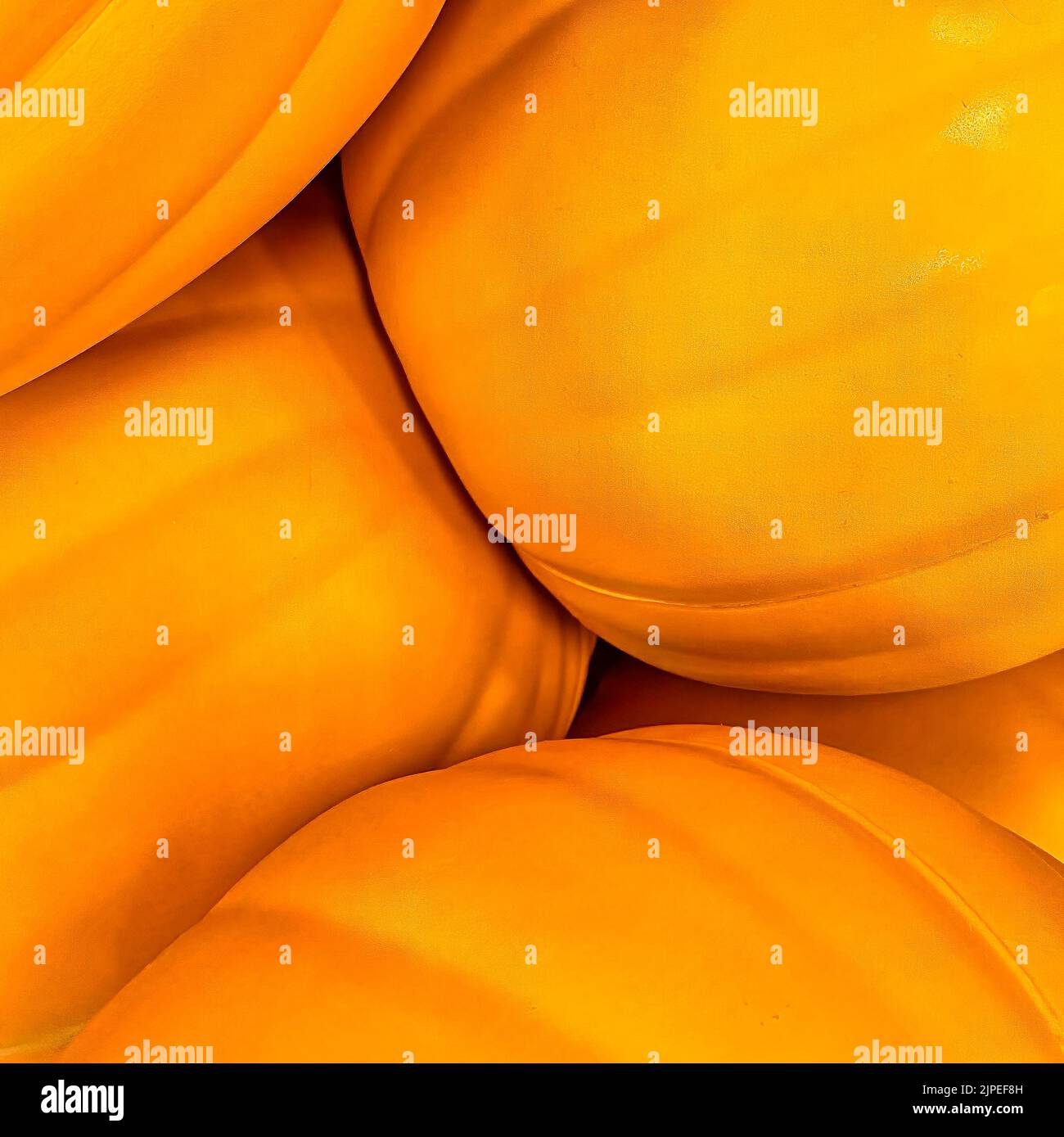 Sfondo arancione con texture di zucca. Aggiungi il tuo messaggio di Halloween personalizzato questo ottobre 31 con questa grafica minimalista. Foto Stock