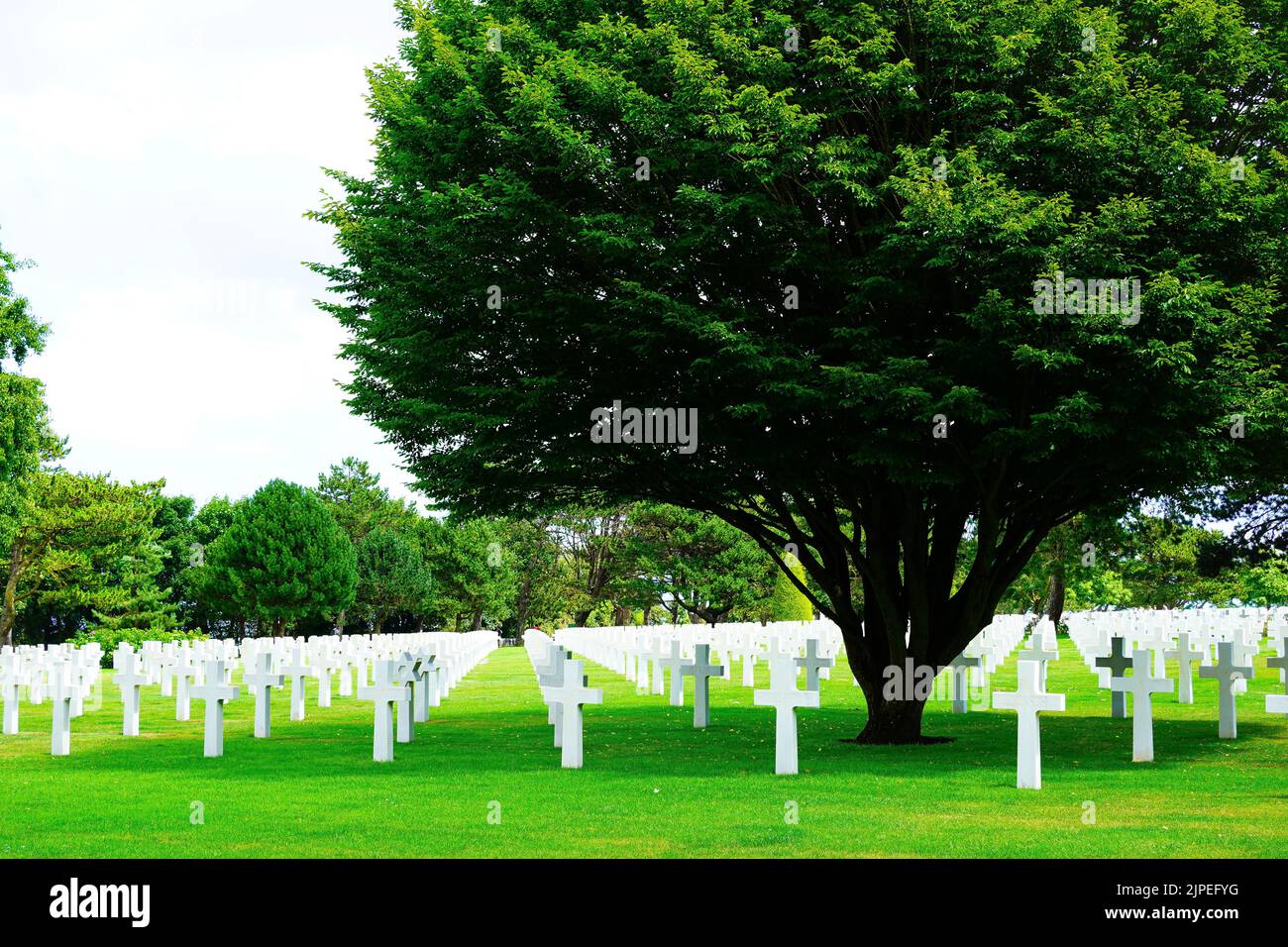 Cimitero americano di Normandia sotto un cielo estivo blu Foto Stock