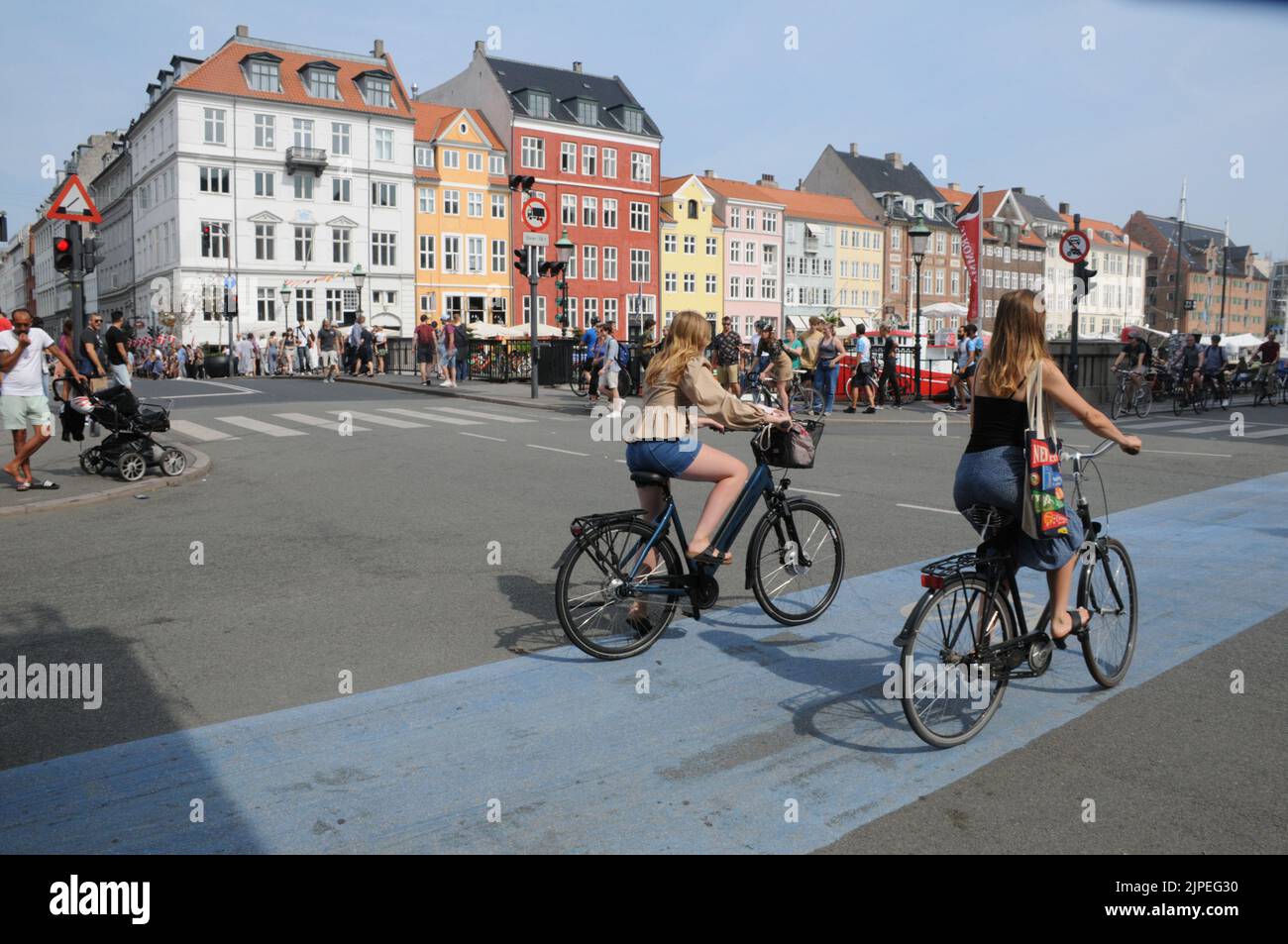 Copenhagen /Danimarca/17 Agosto 2022/i locali e i turisti possono usufruire del trasporto in bicicletta sul canale Nyhavn a Copenhagen. (Foto..Francis Joseph Dean/Dean Pictures. Foto Stock