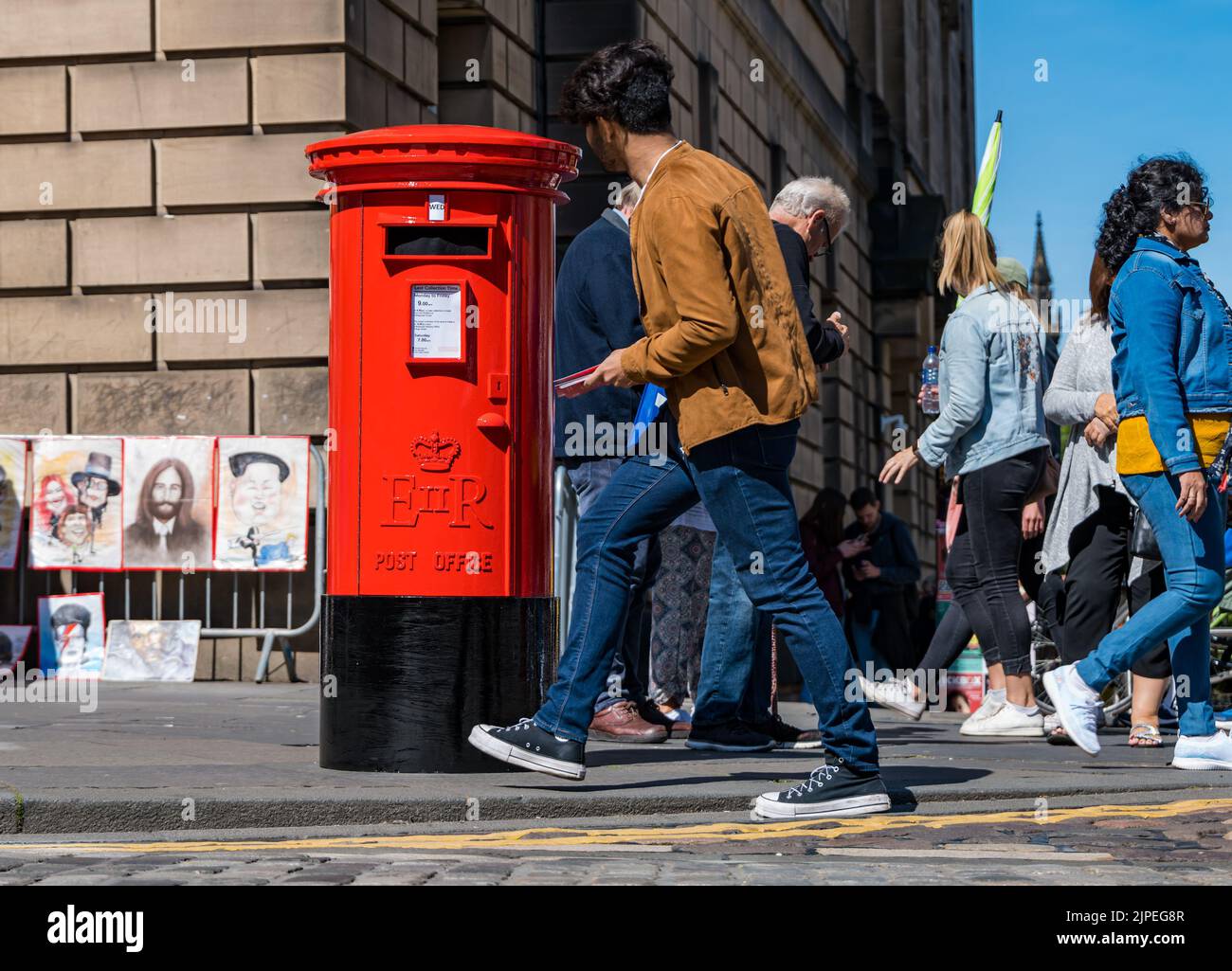 Edimburgo, Scozia, Regno Unito, 17th agosto 2022. Edinburgh Festival Fringe: Una casella postale parlante - una telecamera vintage candida prop per promuovere lo spettacolo di Mark Borkowski - i visitatori del Fringe 2022 sono sconvolti da una casella postale parlante. Le folle sul Royal Mile reagiscono al teatro di strada, mentre grida mentre le persone passano davanti. Credit Sally Anderson/Alamy Live News Foto Stock