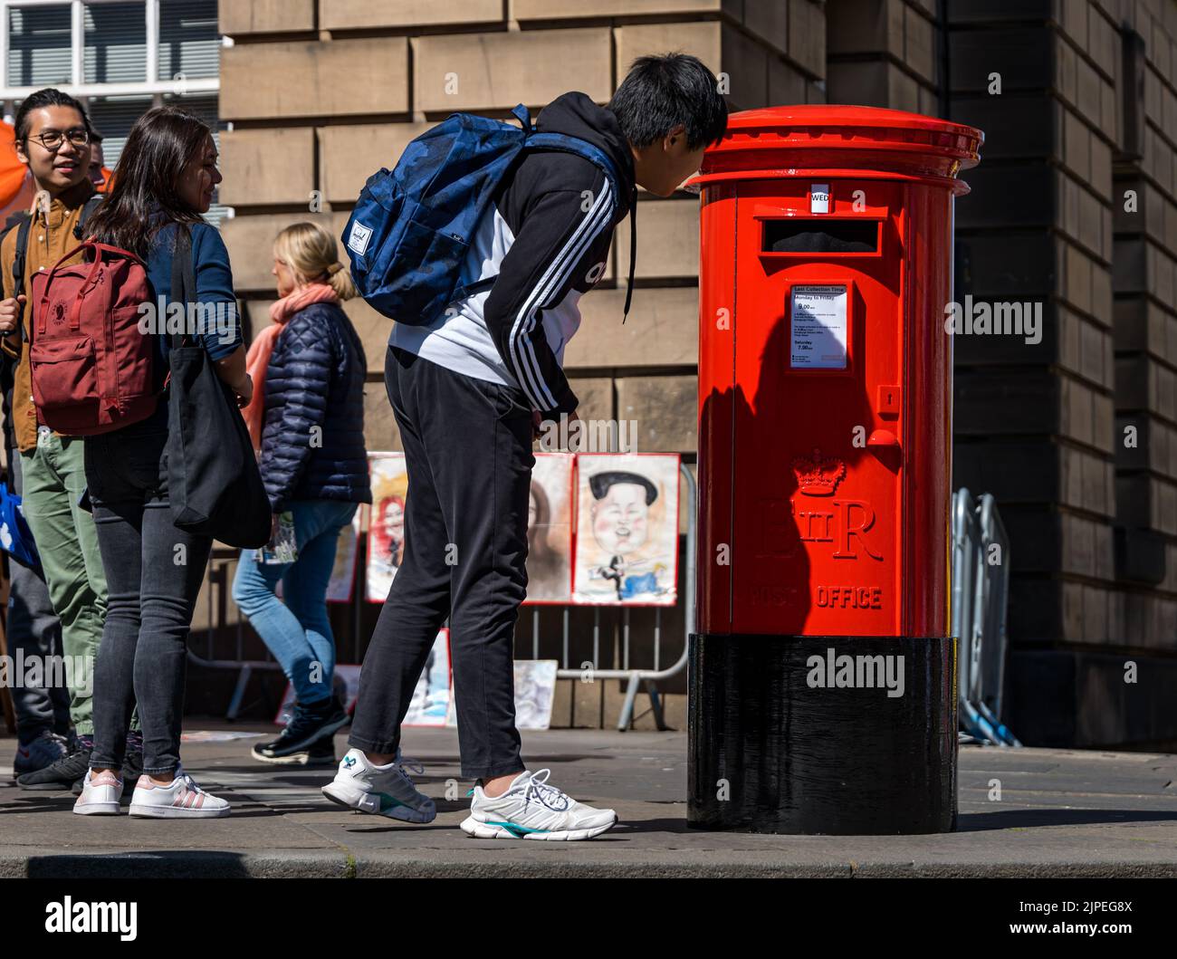 Edimburgo, Scozia, Regno Unito, 17th agosto 2022. Edinburgh Festival Fringe: Una casella postale parlante - una telecamera vintage candida prop per promuovere lo spettacolo di Mark Borkowski - i visitatori del Fringe 2022 sono sconvolti da una casella postale parlante. Le folle sul Royal Mile reagiscono al teatro di strada, mentre grida mentre le persone passano davanti. Credit Sally Anderson/Alamy Live News Foto Stock
