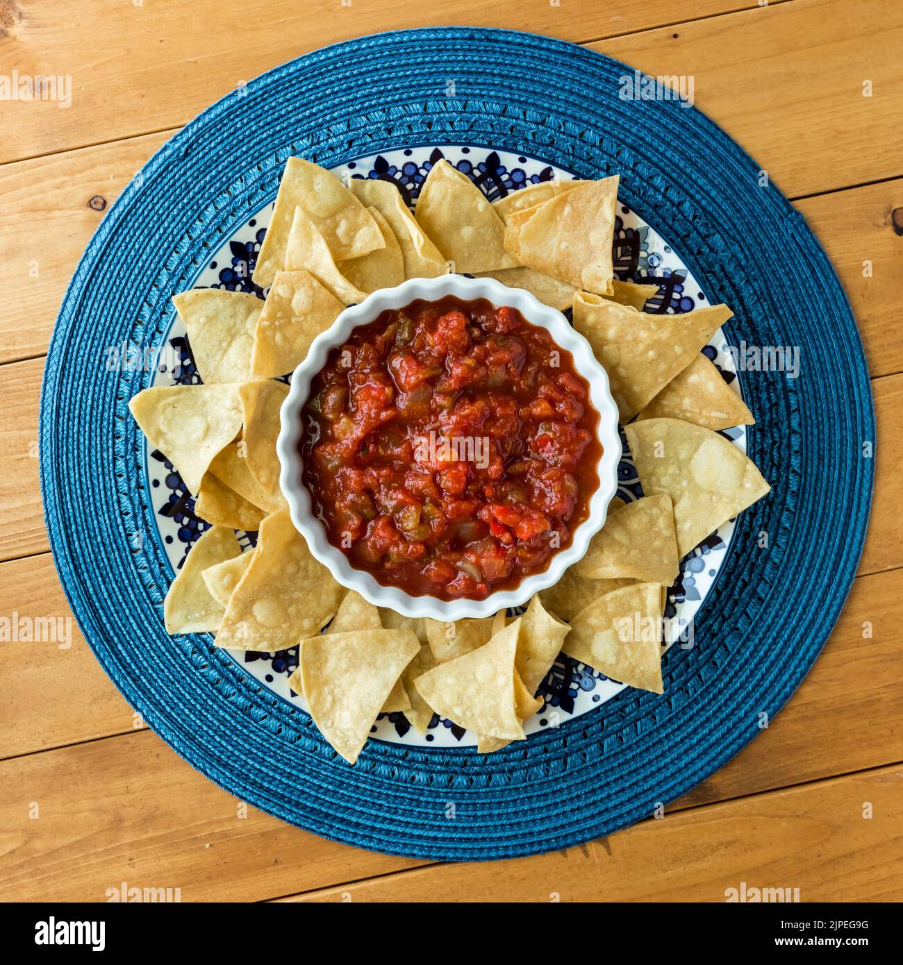 Vista dall'alto di croccanti patatine di tortilla e salsa gourmet. Ritaglio quadrato. Foto Stock