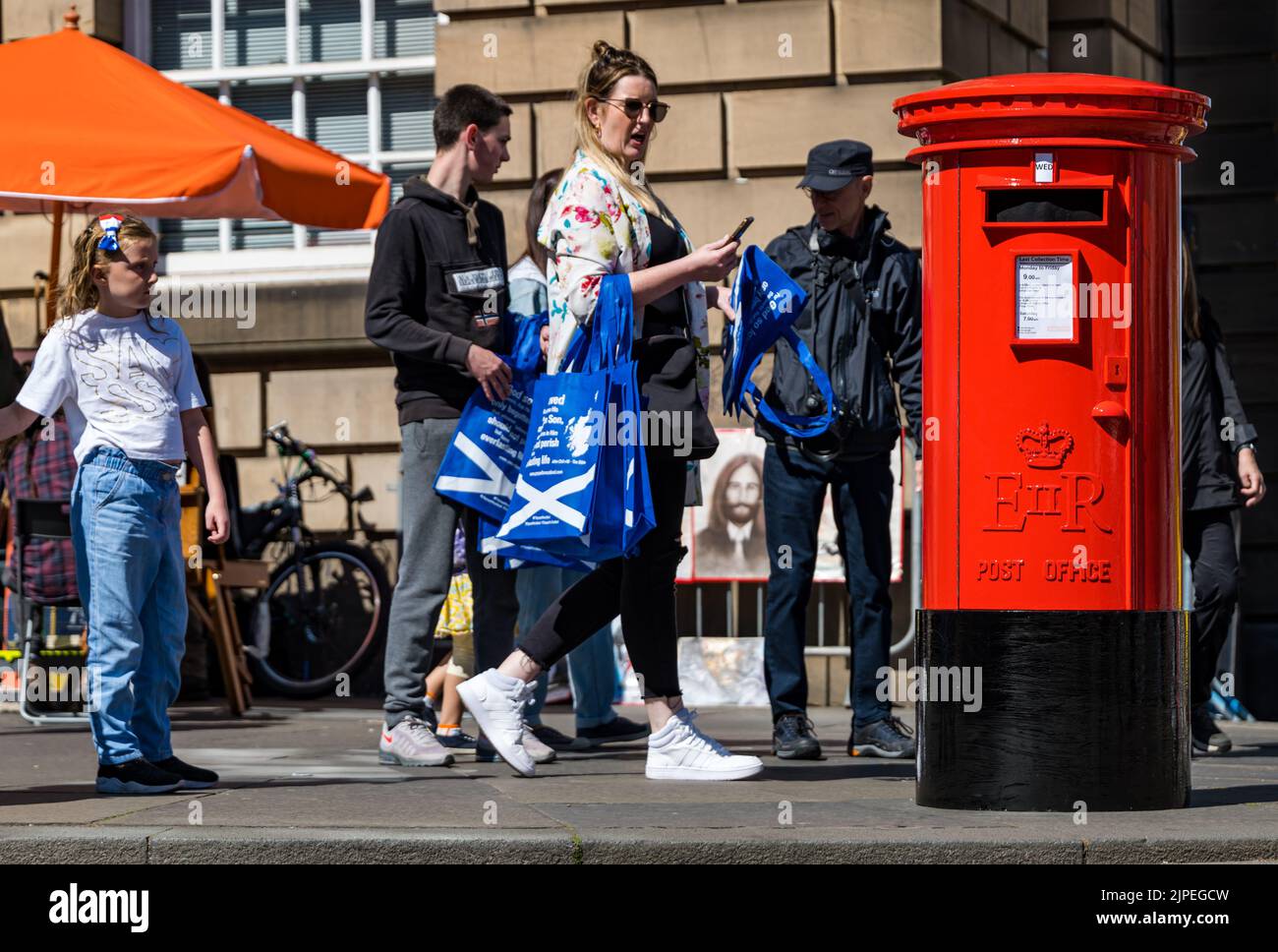 Edimburgo, Scozia, Regno Unito, 17th agosto 2022. Edinburgh Festival Fringe: Una casella postale parlante - una telecamera vintage candida prop per promuovere lo spettacolo di Mark Borkowski - i visitatori del Fringe 2022 sono sconvolti da una casella postale parlante. Le folle sul Royal Mile reagiscono al teatro di strada, mentre grida mentre le persone passano davanti. Credit Sally Anderson/Alamy Live News Foto Stock