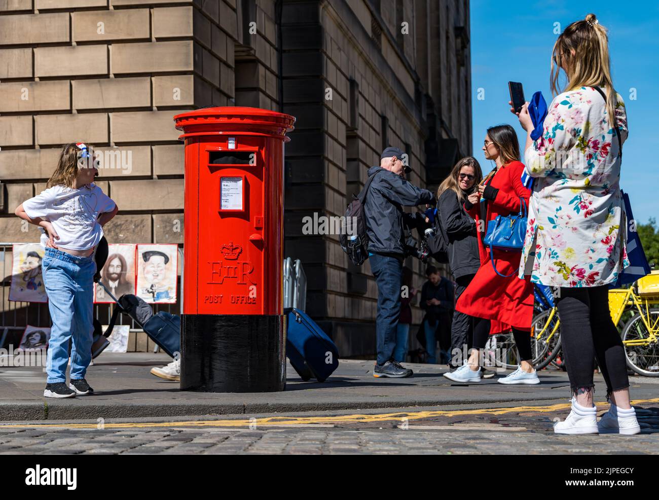 Edimburgo, Scozia, Regno Unito, 17th agosto 2022. Edinburgh Festival Fringe: Una casella postale parlante - una telecamera vintage candida prop per promuovere lo spettacolo di Mark Borkowski - i visitatori del Fringe 2022 sono sconvolti da una casella postale parlante. Le folle sul Royal Mile reagiscono al teatro di strada, mentre grida mentre le persone passano davanti. Credit Sally Anderson/Alamy Live News Foto Stock