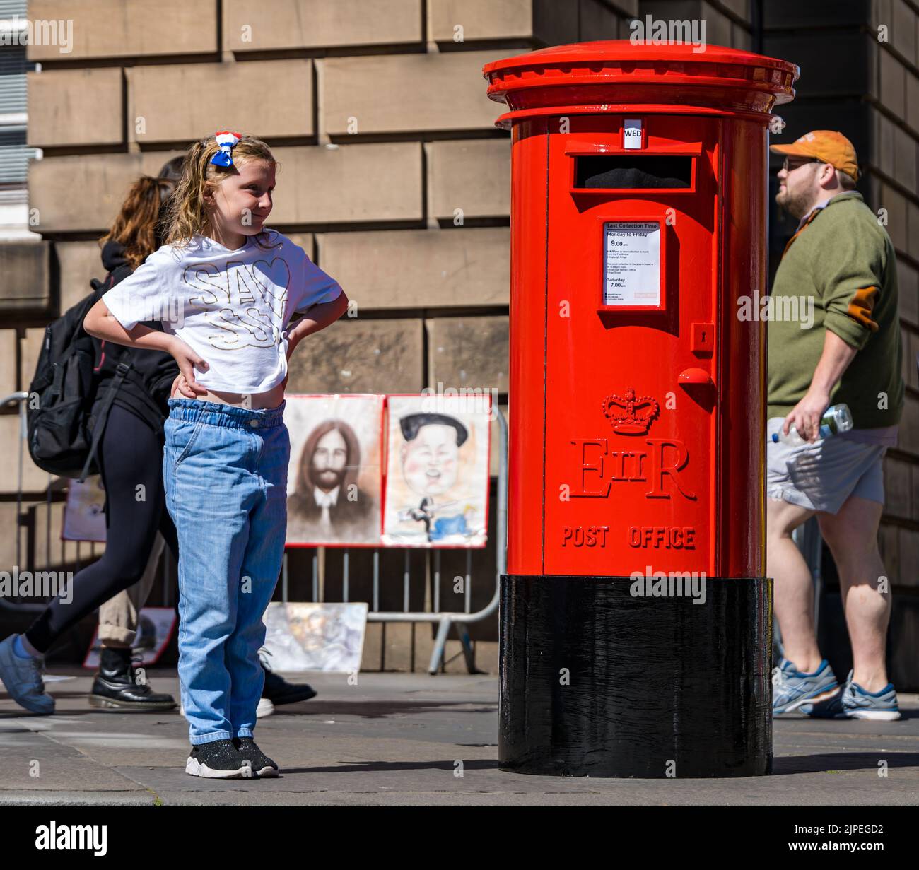 Edimburgo, Scozia, Regno Unito, 17th agosto 2022. Edinburgh Festival Fringe: Una casella postale parlante - una telecamera vintage candida prop per promuovere lo spettacolo di Mark Borkowski - i visitatori del Fringe 2022 sono sconvolti da una casella postale parlante. Le folle sul Royal Mile reagiscono al teatro di strada, mentre grida mentre le persone passano davanti. Credit Sally Anderson/Alamy Live News Foto Stock