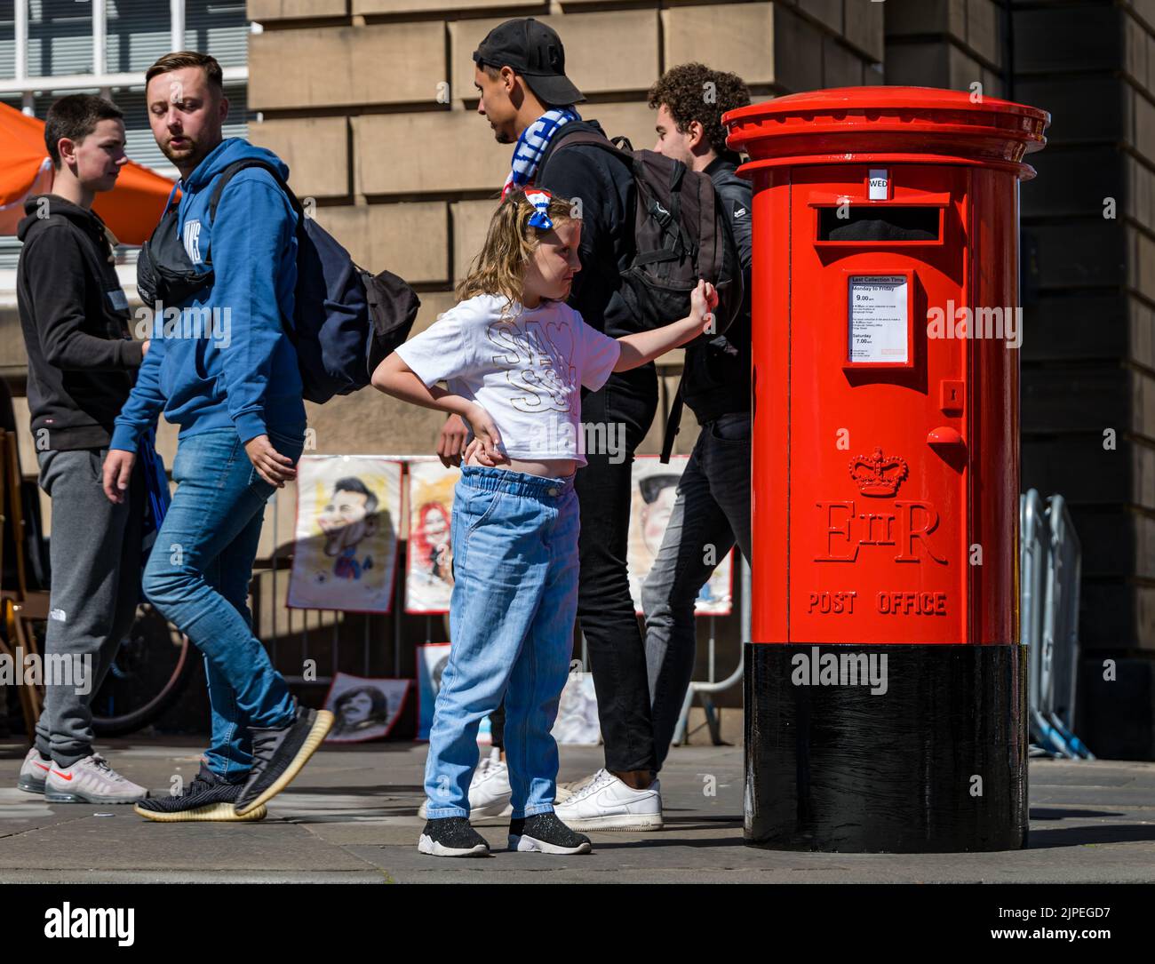 Edimburgo, Scozia, Regno Unito, 17th agosto 2022. Edinburgh Festival Fringe: Una casella postale parlante - una telecamera vintage candida prop per promuovere lo spettacolo di Mark Borkowski - i visitatori del Fringe 2022 sono sconvolti da una casella postale parlante. Le folle sul Royal Mile reagiscono al teatro di strada, mentre grida mentre le persone passano davanti. Credit Sally Anderson/Alamy Live News Foto Stock