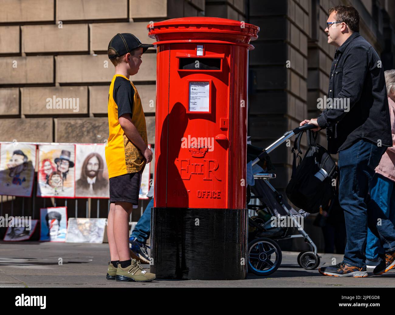 Edimburgo, Scozia, Regno Unito, 17th agosto 2022. Edinburgh Festival Fringe: Una casella postale parlante - una telecamera vintage candida prop per promuovere lo spettacolo di Mark Borkowski - i visitatori del Fringe 2022 sono sconvolti da una casella postale parlante. Le folle sul Royal Mile reagiscono al teatro di strada, mentre grida mentre le persone passano davanti. Credit Sally Anderson/Alamy Live News Foto Stock