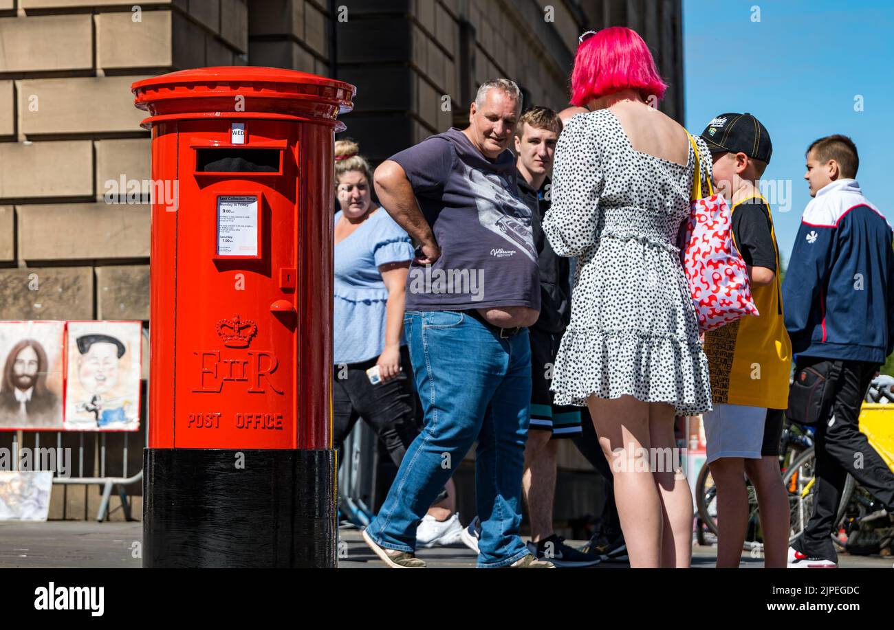 Edimburgo, Scozia, Regno Unito, 17th agosto 2022. Edinburgh Festival Fringe: Una casella postale parlante - una telecamera vintage candida prop per promuovere lo spettacolo di Mark Borkowski - i visitatori del Fringe 2022 sono sconvolti da una casella postale parlante. Le folle sul Royal Mile reagiscono al teatro di strada, mentre grida mentre le persone passano davanti. Credit Sally Anderson/Alamy Live News Foto Stock
