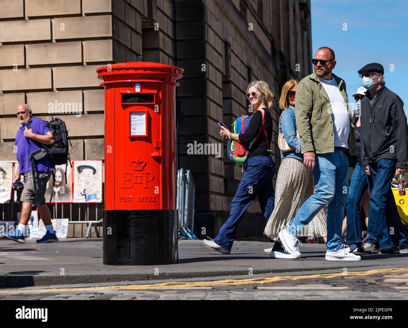 Edimburgo, Scozia, Regno Unito, 17th agosto 2022. Edinburgh Festival Fringe: Una casella postale parlante - una telecamera vintage candida prop per promuovere lo spettacolo di Mark Borkowski - i visitatori del Fringe 2022 sono sconvolti da una casella postale parlante. Le folle sul Royal Mile reagiscono al teatro di strada, mentre grida mentre le persone passano davanti. Credit Sally Anderson/Alamy Live News Foto Stock