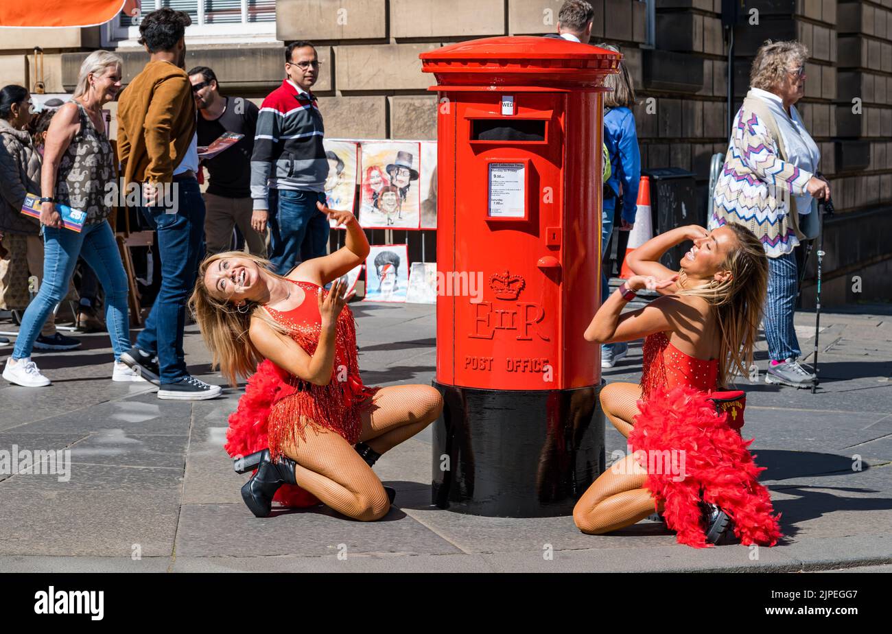 Edimburgo, Scozia, Regno Unito, 17th agosto 2022. Edinburgh Festival Fringe: Una casella postale parlante - una telecamera vintage candida prop per promuovere lo spettacolo di Mark Borkowski - i visitatori del Fringe 2022 sono sconvolti da una casella postale parlante. Le folle sul Royal Mile reagiscono al teatro di strada, mentre grida mentre le persone passano davanti. Nella foto: Blazin Hot Summer Dancers.Credit Sally Anderson/Alamy Live News Foto Stock