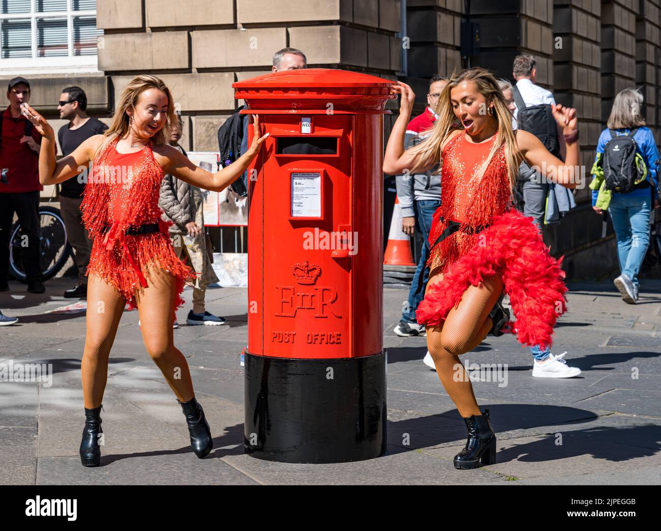 Edimburgo, Scozia, Regno Unito, 17th agosto 2022. Edinburgh Festival Fringe: Una casella postale parlante - una telecamera vintage candida prop per promuovere lo spettacolo di Mark Borkowski - i visitatori del Fringe 2022 sono sconvolti da una casella postale parlante. Le folle sul Royal Mile reagiscono al teatro di strada, mentre grida mentre le persone passano davanti. Nella foto: Blazin Hot Summer Dancers.Credit Sally Anderson/Alamy Live News Foto Stock