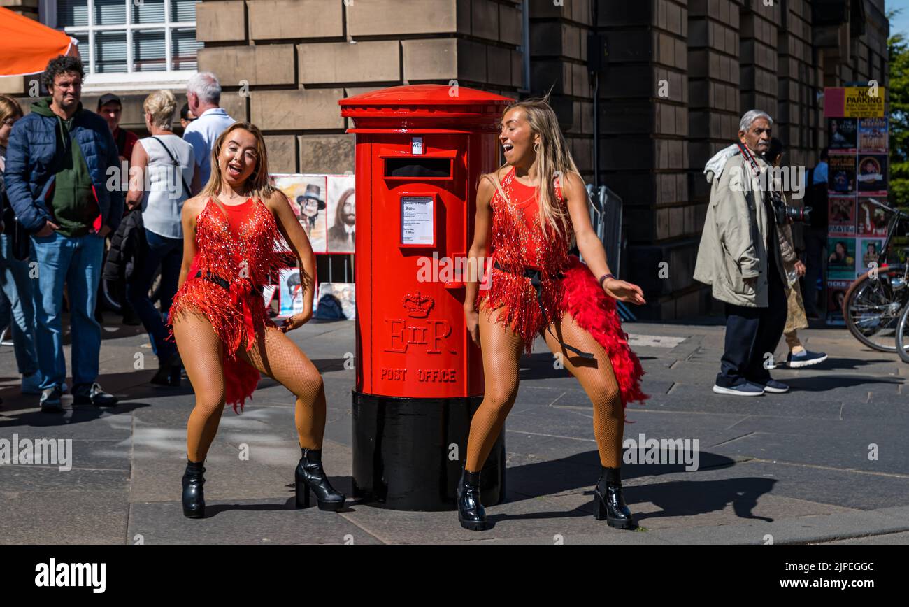 Edimburgo, Scozia, Regno Unito, 17th agosto 2022. Edinburgh Festival Fringe: Una casella postale parlante - una telecamera vintage candida prop per promuovere lo spettacolo di Mark Borkowski - i visitatori del Fringe 2022 sono sconvolti da una casella postale parlante. Le folle sul Royal Mile reagiscono al teatro di strada, mentre grida mentre le persone passano davanti. Nella foto: Blazin Hot Summer Dancers.Credit Sally Anderson/Alamy Live News Foto Stock