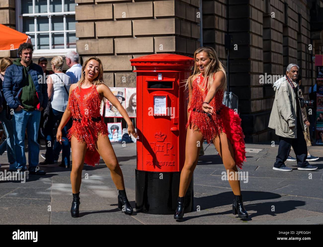 Edimburgo, Scozia, Regno Unito, 17th agosto 2022. Edinburgh Festival Fringe: Una casella postale parlante - una telecamera vintage candida prop per promuovere lo spettacolo di Mark Borkowski - i visitatori del Fringe 2022 sono sconvolti da una casella postale parlante. Le folle sul Royal Mile reagiscono al teatro di strada, mentre grida mentre le persone passano davanti. Nella foto: Blazin Hot Summer Dancers.Credit Sally Anderson/Alamy Live News Foto Stock