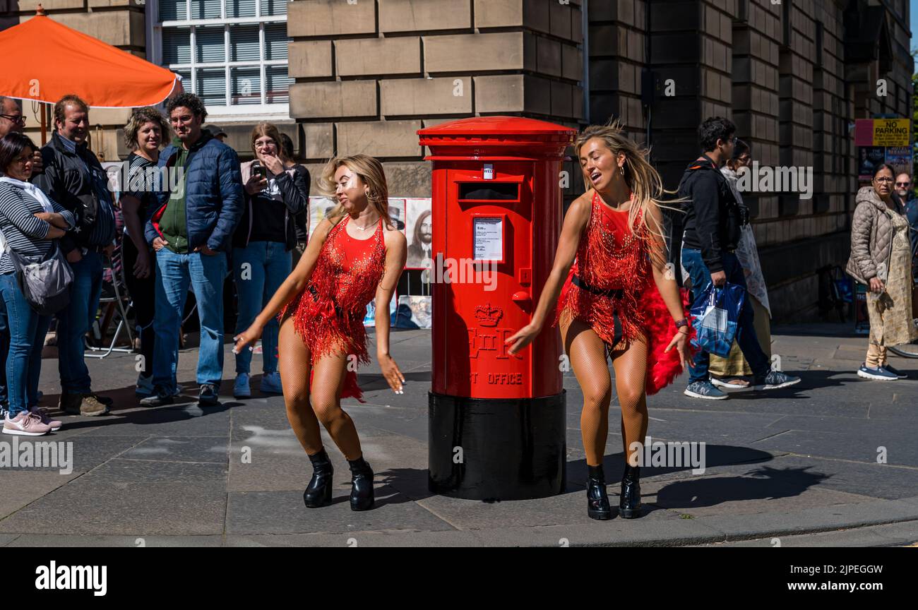 Edimburgo, Scozia, Regno Unito, 17th agosto 2022. Edinburgh Festival Fringe: Una casella postale parlante - una telecamera vintage candida prop per promuovere lo spettacolo di Mark Borkowski - i visitatori del Fringe 2022 sono sconvolti da una casella postale parlante. Le folle sul Royal Mile reagiscono al teatro di strada, mentre grida mentre le persone passano davanti. Nella foto: Blazin Hot Summer Dancers.Credit Sally Anderson/Alamy Live News Foto Stock