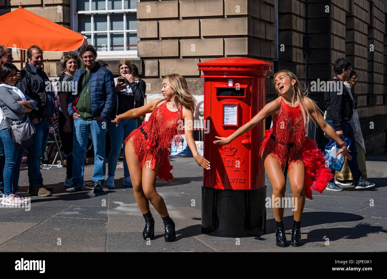 Edimburgo, Scozia, Regno Unito, 17th agosto 2022. Edinburgh Festival Fringe: Una casella postale parlante - una telecamera vintage candida prop per promuovere lo spettacolo di Mark Borkowski - i visitatori del Fringe 2022 sono sconvolti da una casella postale parlante. Le folle sul Royal Mile reagiscono al teatro di strada, mentre grida mentre le persone passano davanti. Nella foto: Blazin Hot Summer Dancers.Credit Sally Anderson/Alamy Live News Foto Stock