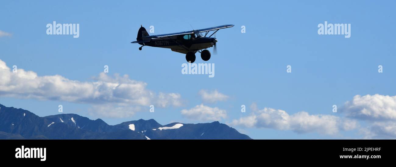 Beluga Point, Alaska, Stati Uniti. 27th luglio, 2022. Beluga Point è un popolare punto di osservazione per i turisti, a sud di Anchorage sulla strada tra Anchorage e Seward, come un piccolo aereo vola sopra Mercoledì 27 luglio 2022. (Credit Image: © Mark Hertzberg/ZUMA Press Wire) Foto Stock