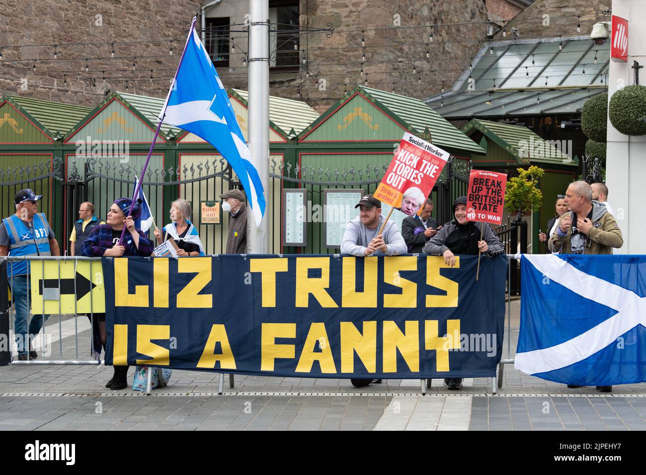 Liz Truss è un segno di Fanny mentre i manifestanti cominciano a riunirsi davanti alle marchette delle elezioni conservative di direzione a Perth, Scozia, Regno Unito 16th agosto 2022 Foto Stock