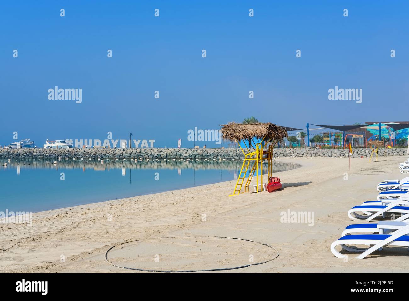 Completamente attrezzata per le attività di svago della famiglia spiaggia pubblica con enorme cartello hashtag sullo sfondo nel centro ricreativo di Abu Dhabi di Hudayriyat Island, Emirati Arabi Uniti Foto Stock