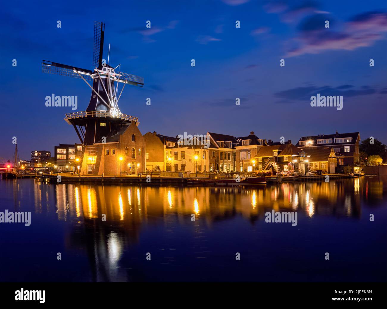 illuminato, haarlem, spaarne, molen de adriaan, illuminazioni, arlemi Foto Stock