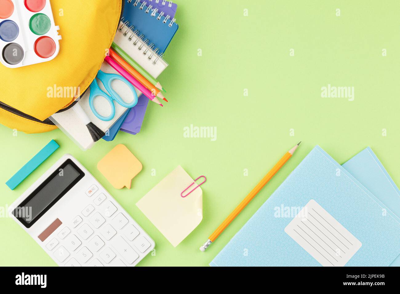 Zaino scolastico con materiale didattico. Foto Stock