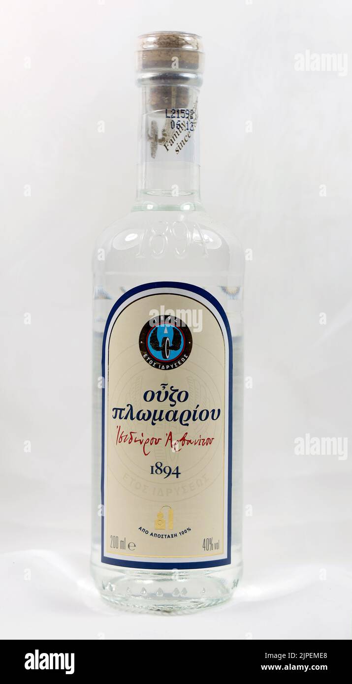 Fotografia di una piccola bottiglia di ouzo greco con scritta greca. 2021. Sigillato con sughero. Foto Stock