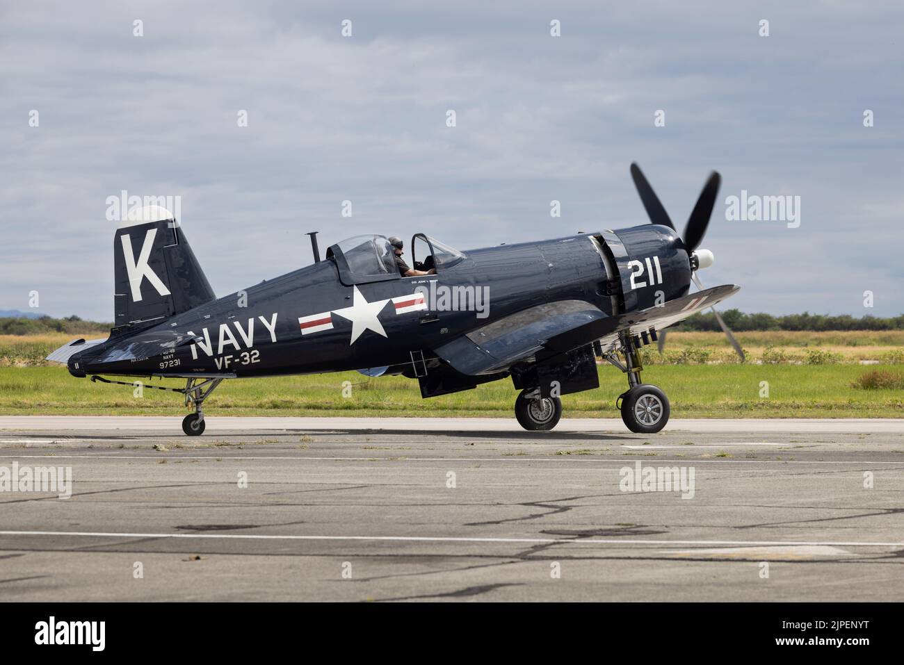 F4U decollo Corsair a Boundary Bay BC Canada Foto Stock