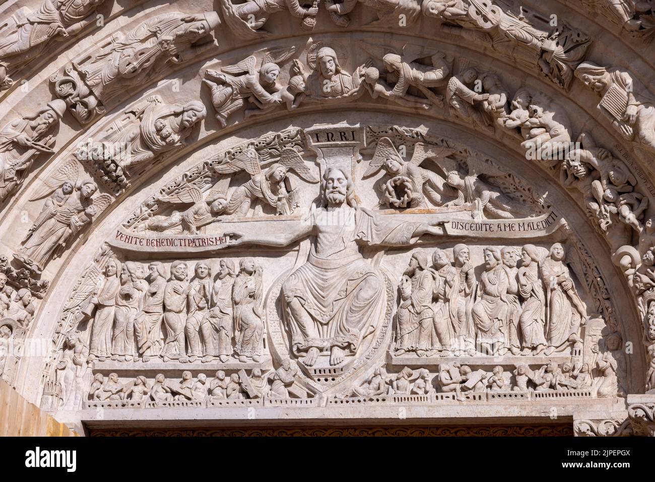 Timpano del portale centrale: 'Ultimo Giudizio' (c.. 1135, restaurato nel 1839), Basilica di Saint-Denis, Parigi, Francia Foto Stock