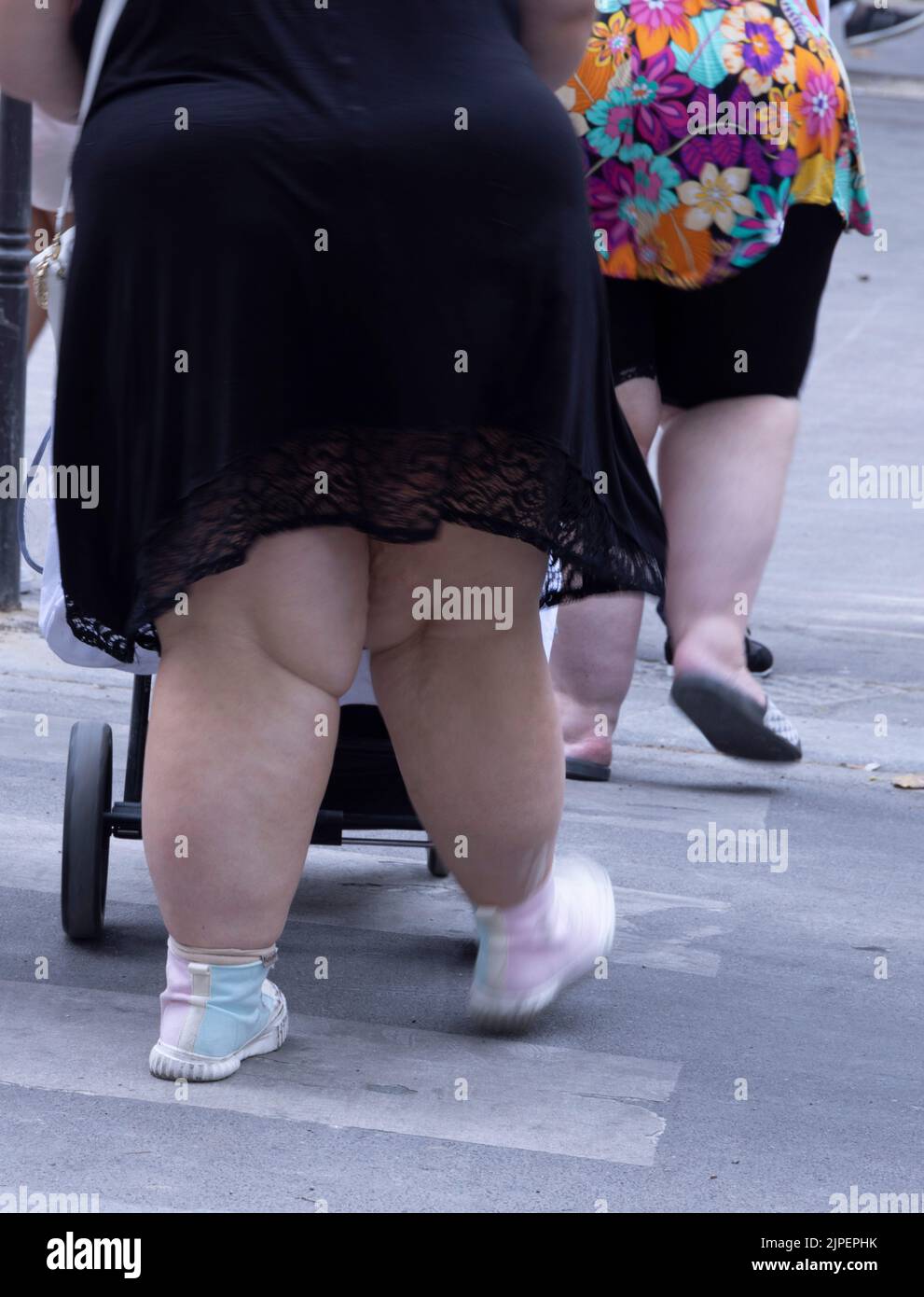 Primo piano della parte bassa delle donne obese a Parigi, Francia Foto Stock