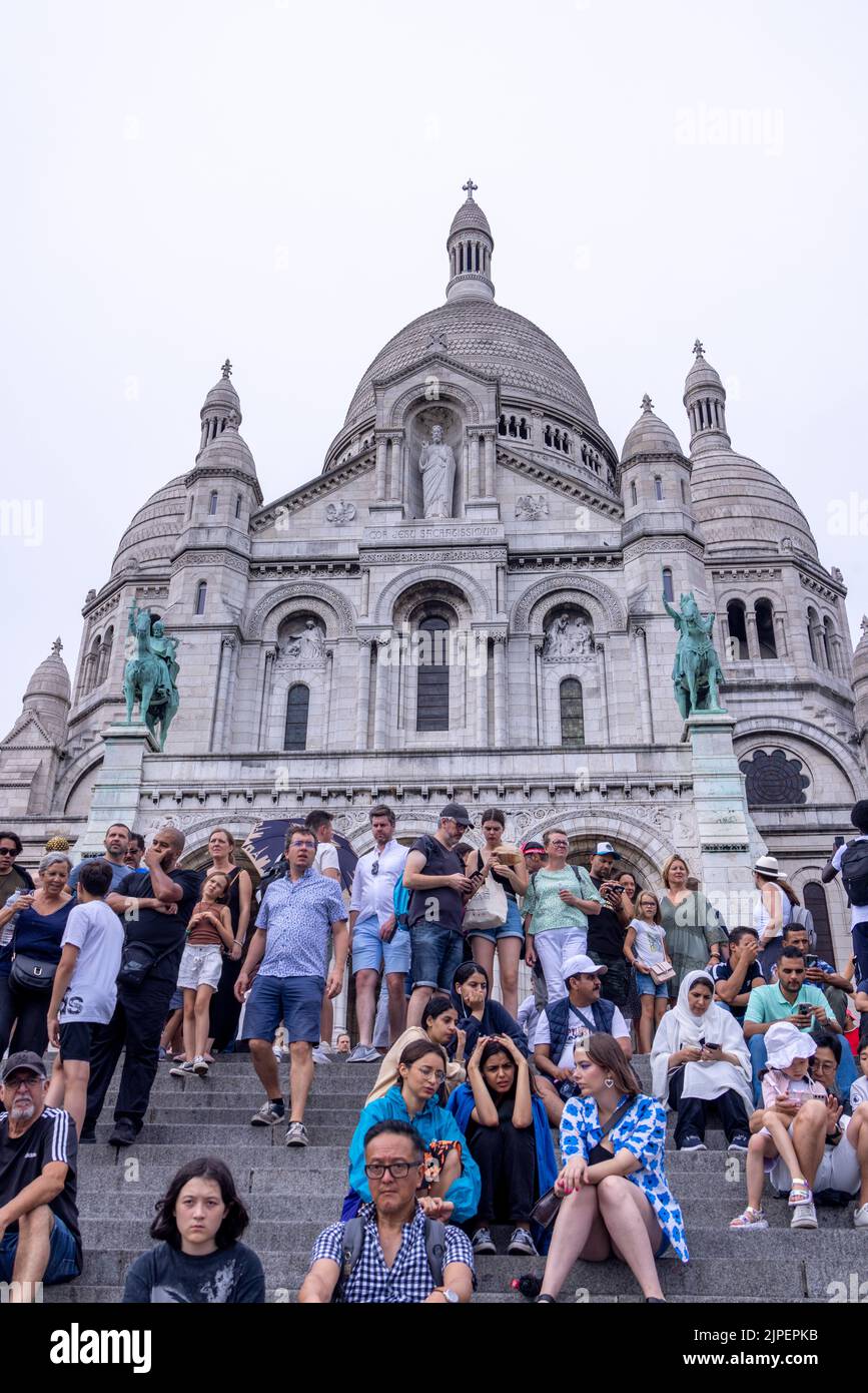 Folle di turisti che visitano la Basilica del Sacro cuore di Montmartre, Parigi, Francia Foto Stock
