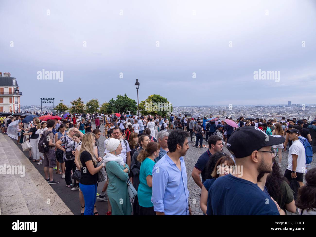 Folle di turisti in coda per visitare la Basilica del Sacro cuore di Montmartre, Parigi, Francia Foto Stock