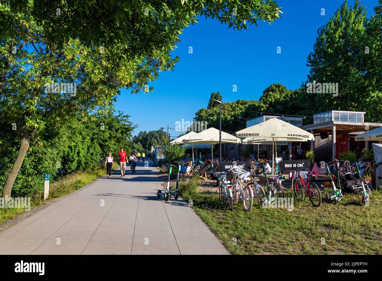 Passeggiata con bar e caffè lungo il fiume Vistola, Powisle, Varsavia, Polonia Foto Stock