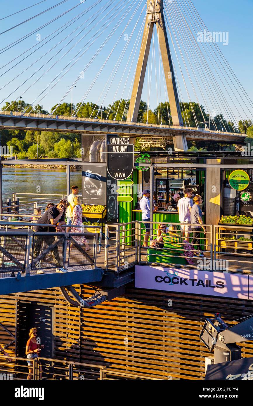 Bar galleggiante e club su una chiatta Dworzec Wodny sul fiume Vistola, Powisle, Varsavia, Polonia Foto Stock