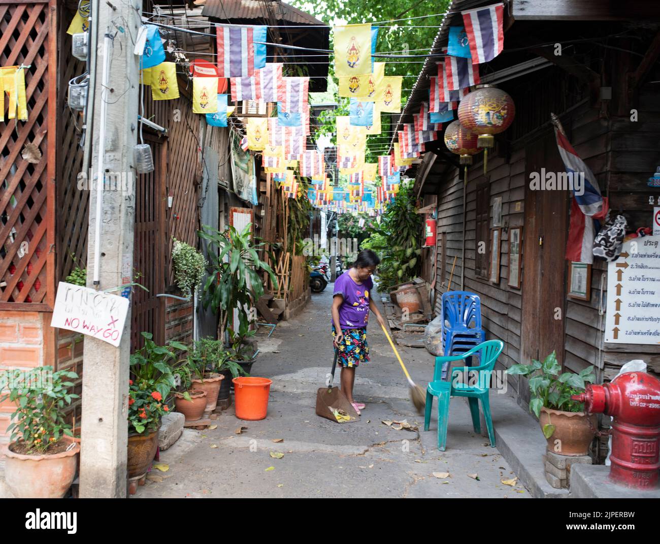 BANGKOK, THAILANDIA. 1 aprile 2016. Distretto di Phra Nakhon. Negozi e case vicino al Mahakan Fort Park. Case culturali colorate. Foto Stock