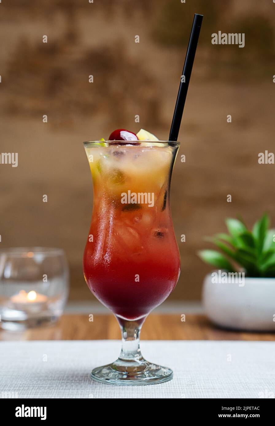 Vodka, cocktail di rum con succo d'arancia e ghiaccio Foto Stock