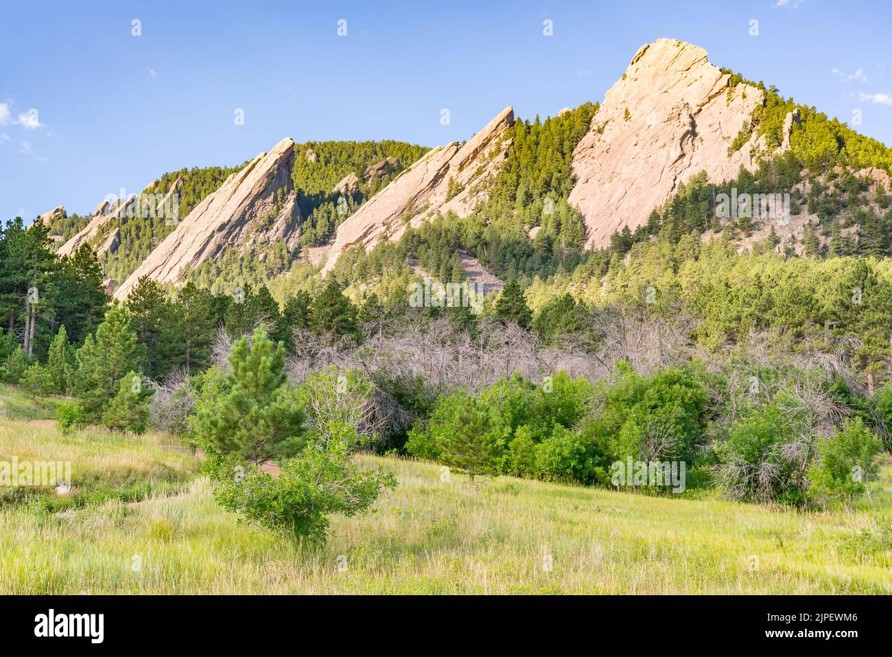 Vista delle vette del Flatiron nel Chautauqua Park a Boulder, Colorado Foto Stock