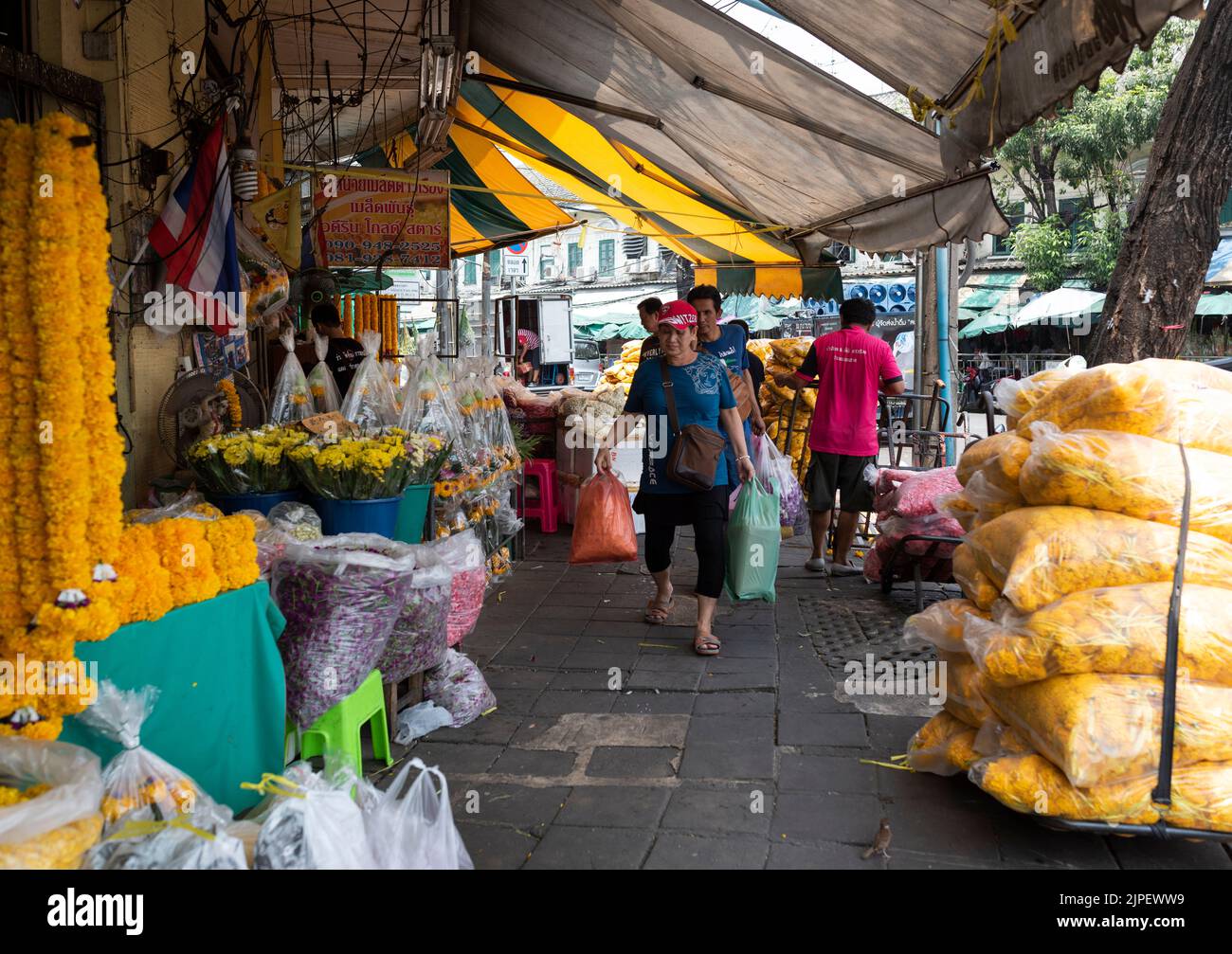 Pak Khlong Talat (mercato dei fiori) è un mercato che vende fiori, frutta e verdura tradizionali nel distretto di Burapha Phirom. Ritratto dei venditori Foto Stock