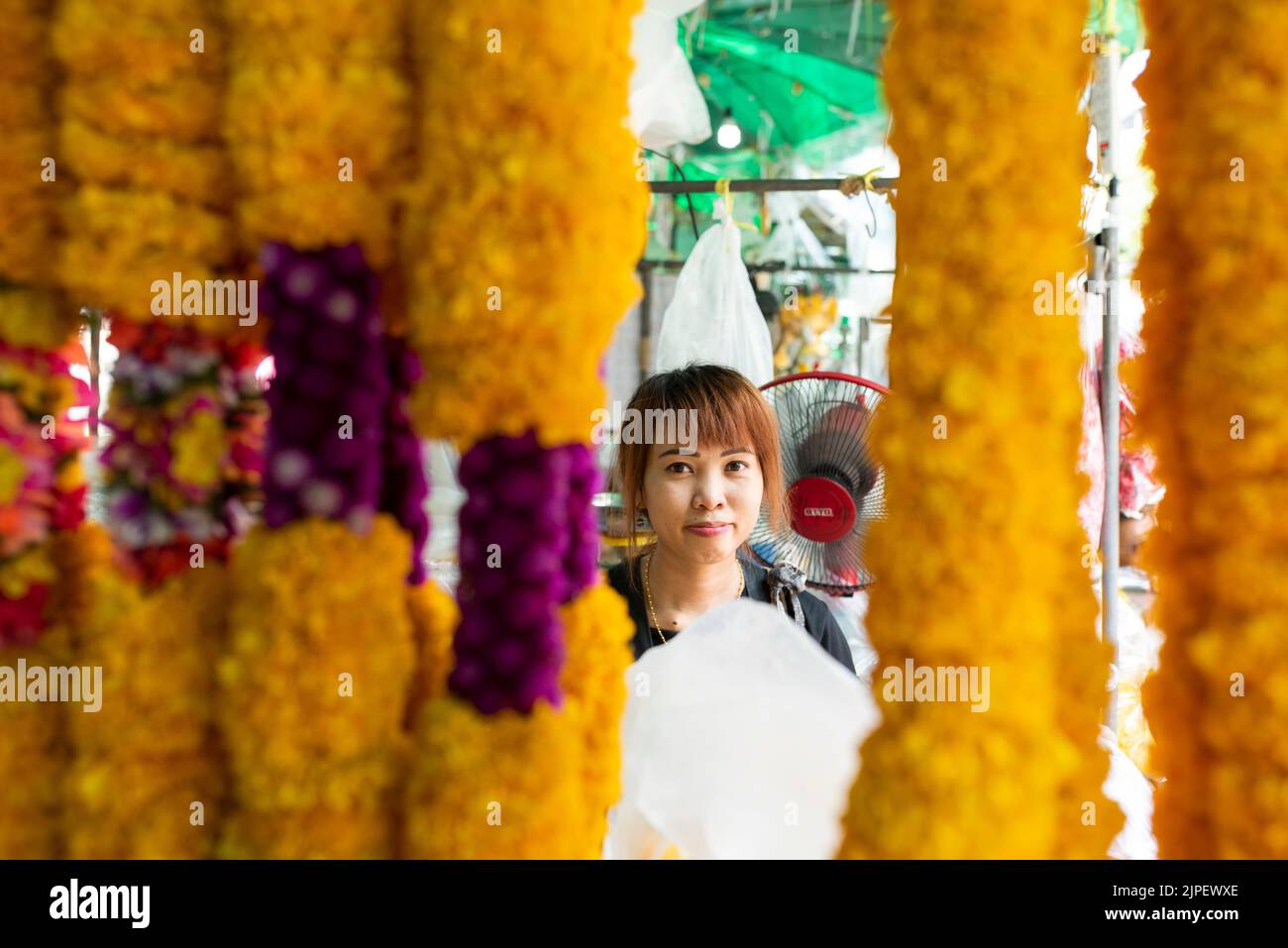 Pak Khlong Talat (mercato dei fiori) è un mercato che vende fiori, frutta e verdura tradizionali nel distretto di Burapha Phirom. Ritratto dei venditori Foto Stock