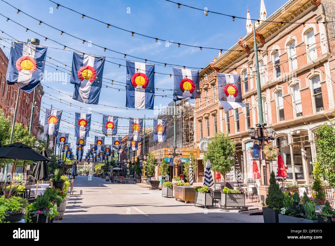 Denver, Colorado - 12 agosto 2022: Negozi e ristoranti fieggiano il quartiere storico della preservazione di Larimer Square nel centro di Denver. Foto Stock