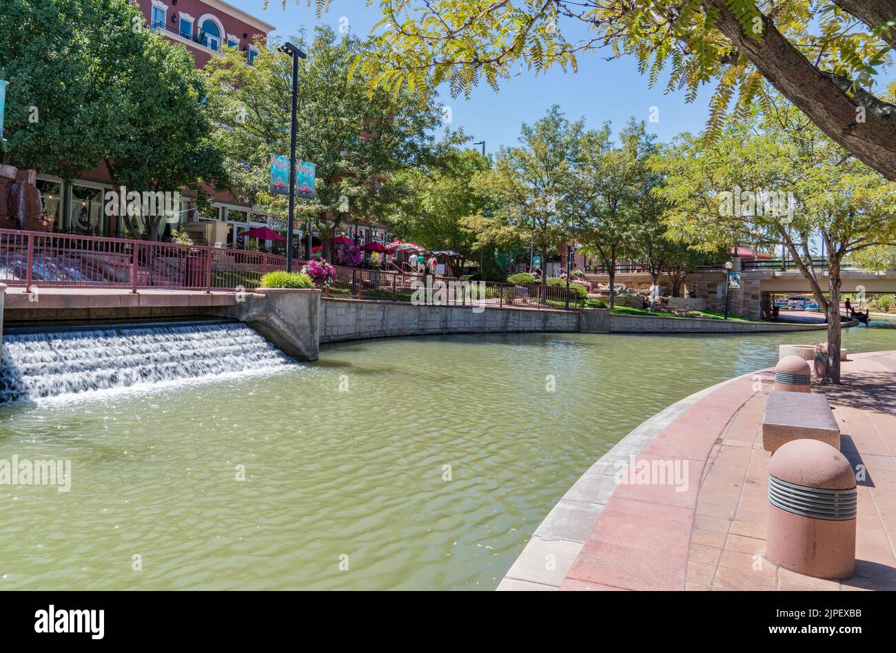 Pueblo, Colorado - 12 agosto 2022: Pueblo Riverwalk lungo il fiume Arkansas a Pueblo, Colorado è un eccellente esempio di rivitalizzazione urbana. Foto Stock