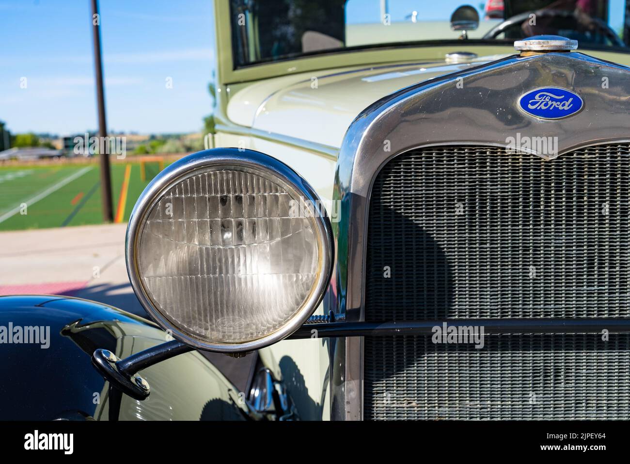 Loveland, CO - Luglio 9,2022: Griglia frontale di una vecchia Ford modello Un'automobile al Loveland Classic Car Show Foto Stock