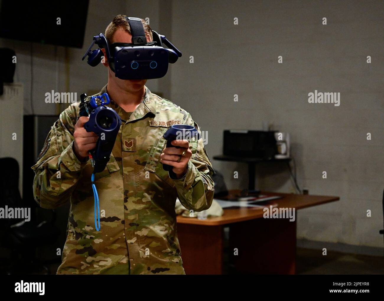 Un Airman dello squadrone di manutenzione 19th testa nuove capacità di controllo della corrosione di realtà virtuale alla base dell'aeronautica di Little Rock, Arkansas, 11 agosto 2022. La simulazione VR consente ad Airmen di immergersi in un hangar contenente un aeromobile e di utilizzare un controller modificato per sembrare un'irroratrice per dipingere l'aeromobile e le varie parti. (STATI UNITI Air Force foto di Senior Airman Jayden Ford) Foto Stock