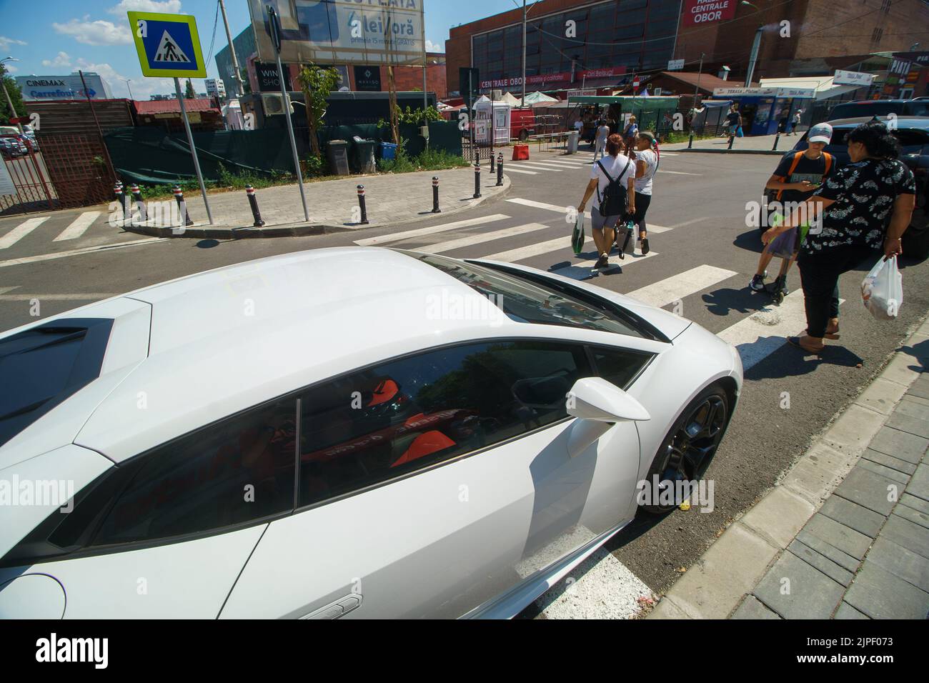 Bucarest, Romania - 04 agosto 2022: Una Lamborghini bianca Huracan è parcheggiata vicino Obor Market, a Bucarest. Foto Stock
