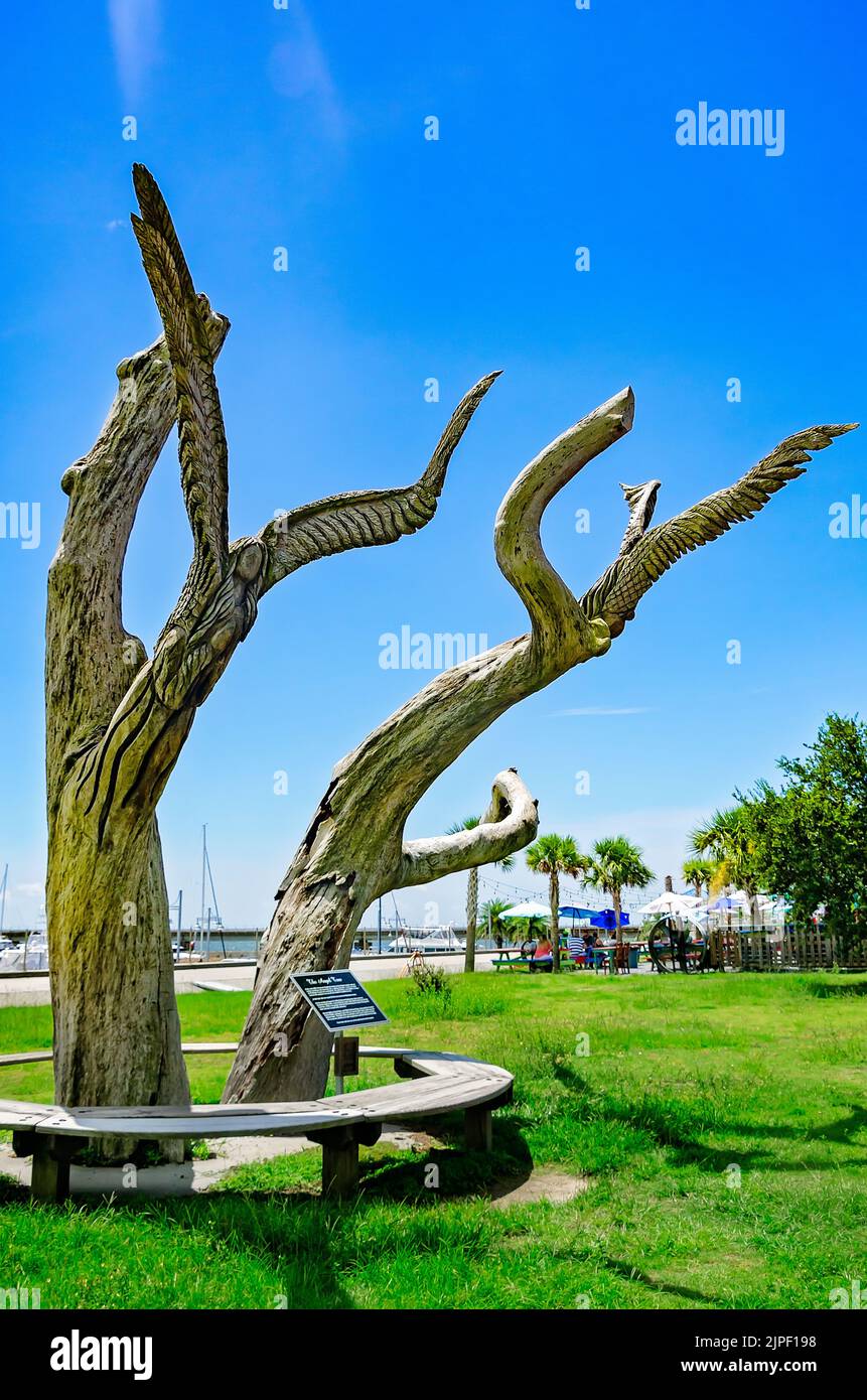La scultura dell'Angelo è raffigurata, il 13 agosto 2022, a Bay Saint Louis, Mississippi. La scultura è stata creata dai resti di una quercia viva. Foto Stock