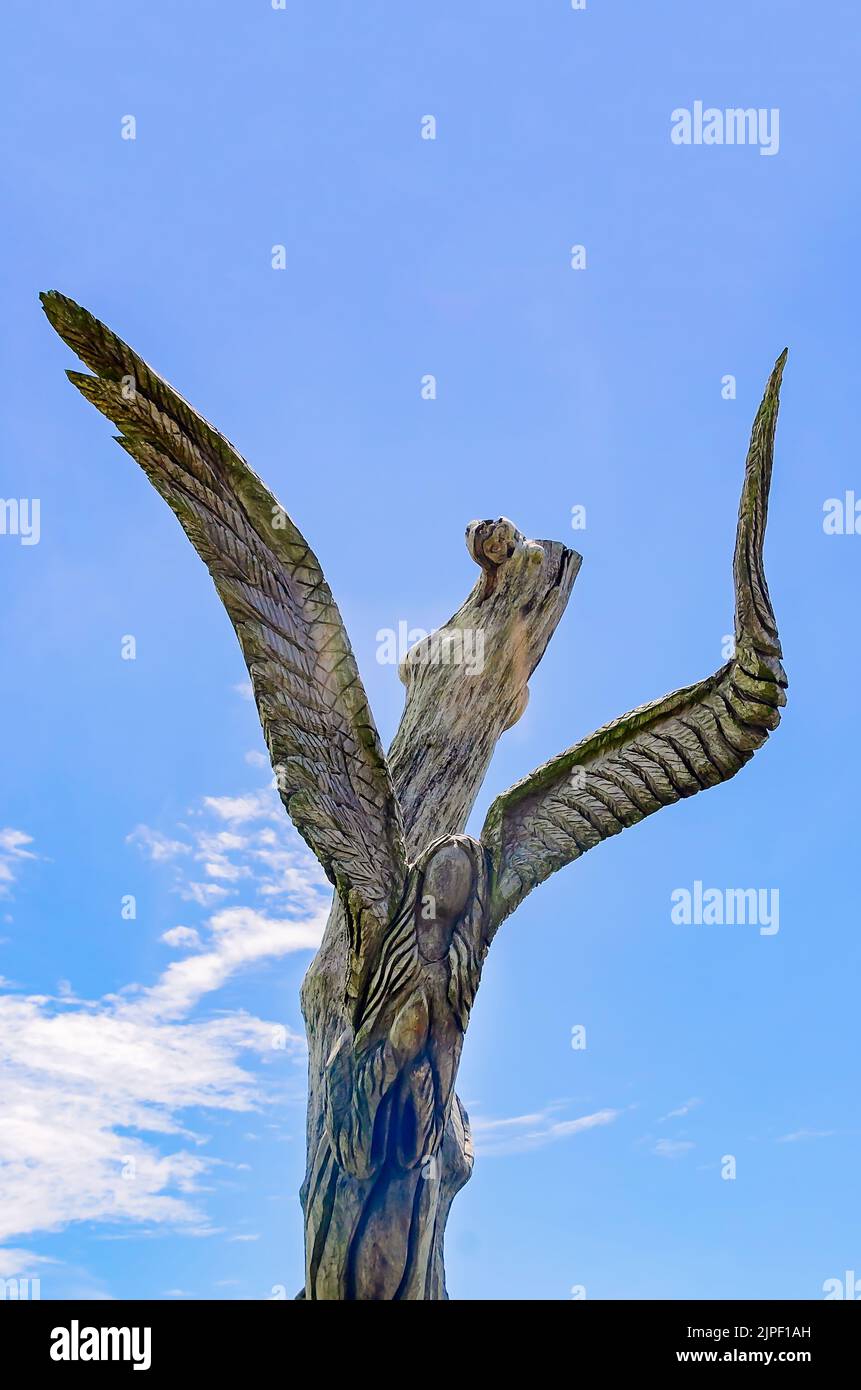 La scultura dell'Angelo è raffigurata, il 13 agosto 2022, a Bay Saint Louis, Mississippi. La scultura è stata creata dai resti di una quercia viva. Foto Stock